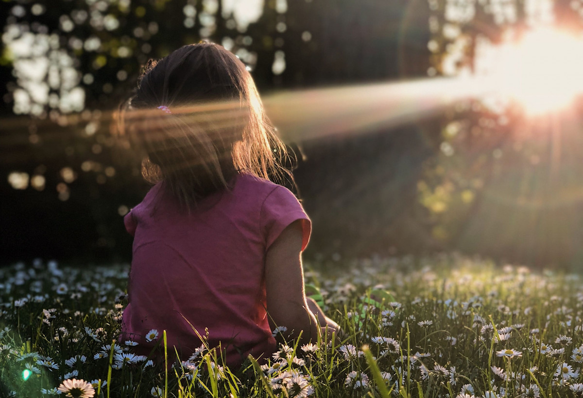 bambina_con_raggio_di_sole_ritagliata_unsplash_0.jpg