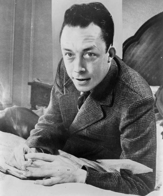 Albert Camus Vincitore Premio Nobel nel suo ufficio