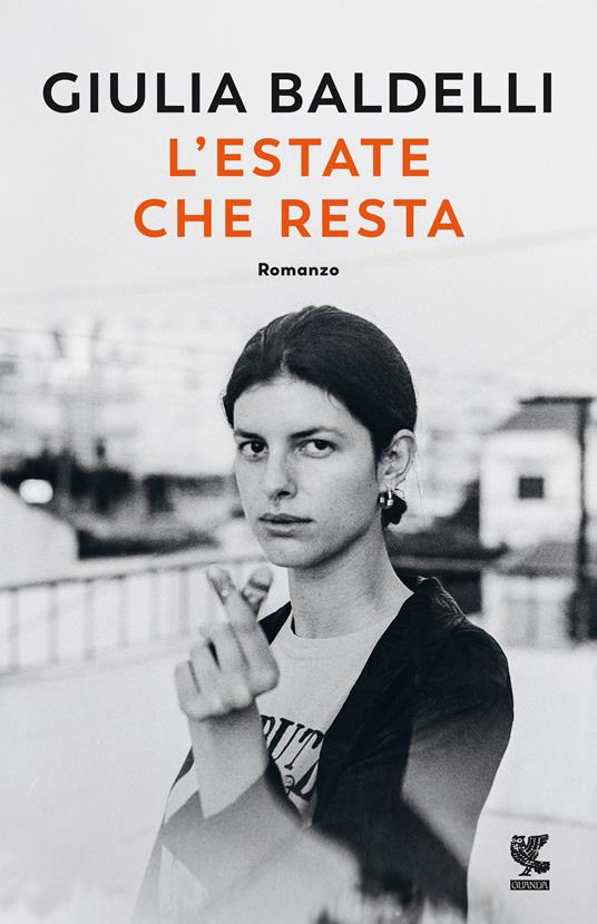 Giulia e Cristi si incontrano bambine, negli anni Novanta, durante le estati trascorse in un piccolo paese delle Marche. Giulia, determinata e razionale, subisce il fascino di Cristi, così fragile e così selvaggia, e capisce presto di provare per lei qualcosa di più sconvolgente e più scottante dell'amicizia. Anche Cristi è attratta da Giulia, però i suoi occhi cercano in continuazione Mattia, un bambino che sembra comprendere la sua natura selvatica più profondamente di quanto l'altra riesca a fare. Dopo una serie di estati scandite dai giochi in riva al fiume e da sofferte gelosie, i tre, arrivati alla soglia dell'adolescenza, si separano. Dieci anni più tardi, Giulia e Cristi si ritrovano a Bologna e il loro amore mai dimenticato esplode. Ma di nuovo a turbare l'equilibrio ricompare Mattia. Da quel momento le loro vite appassionate si legano per sempre. Cristi, che sa farsi amare da Giulia disperatamente e a sua volta ama senza regole, rimane il vertice irresistibile del triangolo. In una storia d'amore totalizzante, che non si cura dei generi, sopporta gli abbandoni e alla fine, quando brucia, lascia una cenere speciale da cui non può che rinascere amore. estate_che_resta.jpg