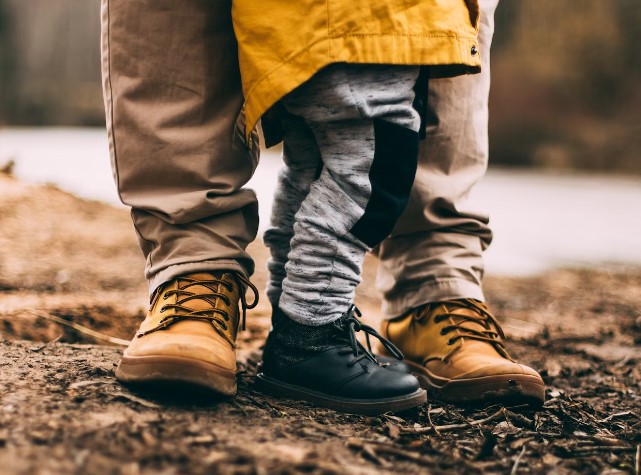 festadel_papa_piedi_adulto_e_bambino.jpg