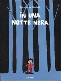 È notte fonda. Pietro si aggira in un bosco. Improvvisamente, ecco arrivare un lupo che accende un fuoco. Spaventato, il bimbo si nasconde nel tronco di un albero. Ha paura. Tanta paura! Ma sta arrivando una tigre, il lupo scappa impaurito. E ora?... Aiuto! Un coccodrillo gigante mette in fuga la tigre! Ma le sorprese non finiscono qui. Con l'aiuto di un coniglio il bambino riuscirà a tornare a casa, adottando la stessa tecnica degli animali feroci: in fondo, tutti hanno paura! Età di lettura +3 in_una_notte_nera_cop.jpg