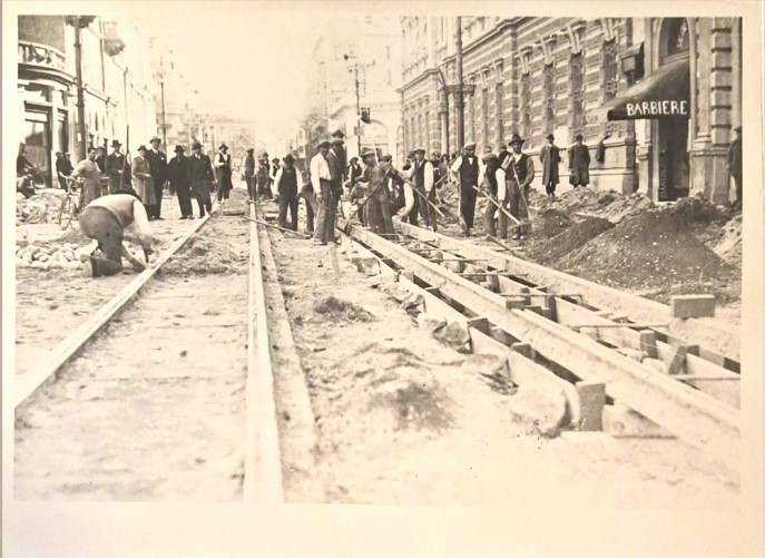 Lavori di posa dei binari del tram