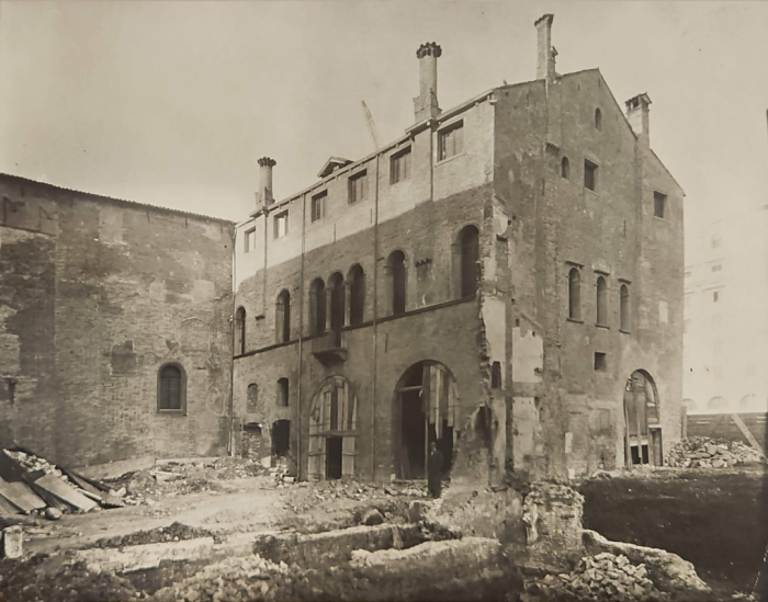 Piazza Insurrezione. Antico Albergo all'Angelo