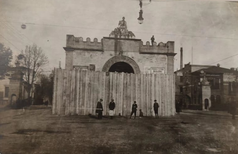 Demolizione e trasformazione di Porta Codalunga, prima veduta