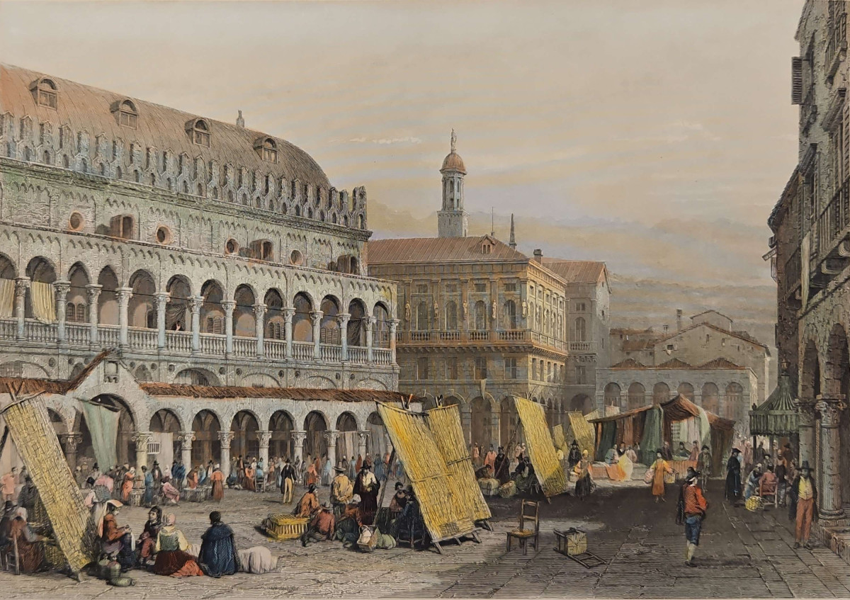 Il Salone di Padova con la Torre degli Anziani sullo sfondo