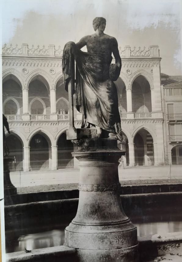 Statua commemorativa di Antonio Canova in Prato della Valle